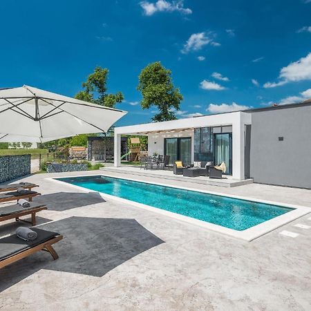Beautiful Home In Tinjan With Jacuzzi ภายนอก รูปภาพ
