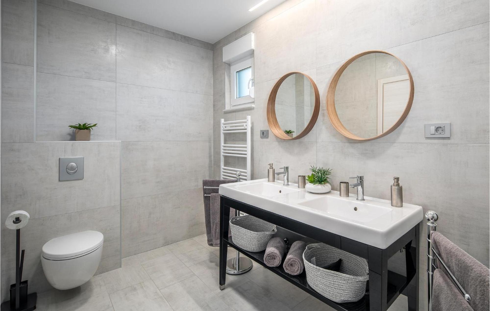 Beautiful Home In Tinjan With Jacuzzi ภายนอก รูปภาพ