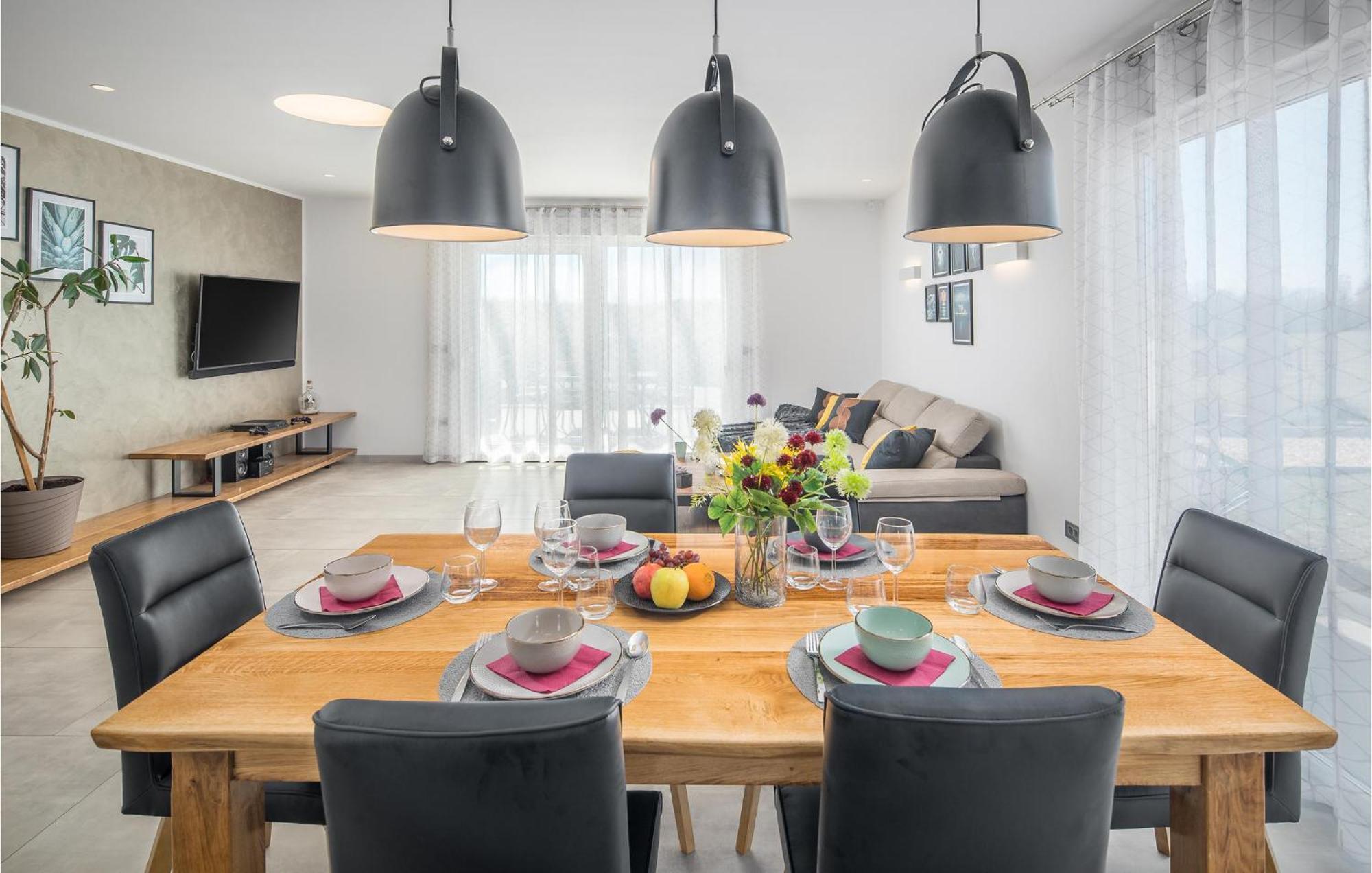 Beautiful Home In Tinjan With Jacuzzi ภายนอก รูปภาพ