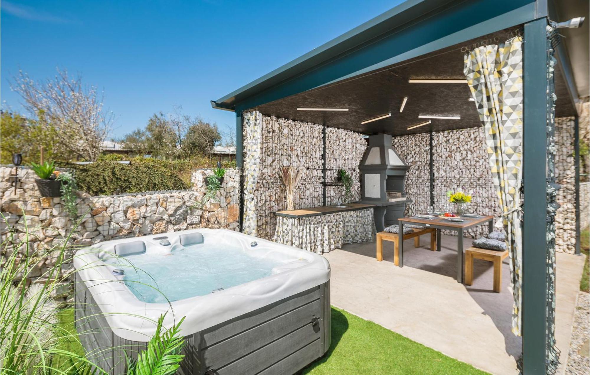 Beautiful Home In Tinjan With Jacuzzi ภายนอก รูปภาพ
