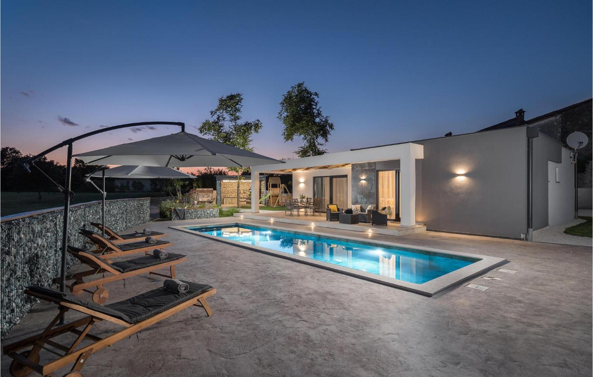 Beautiful Home In Tinjan With Jacuzzi ภายนอก รูปภาพ