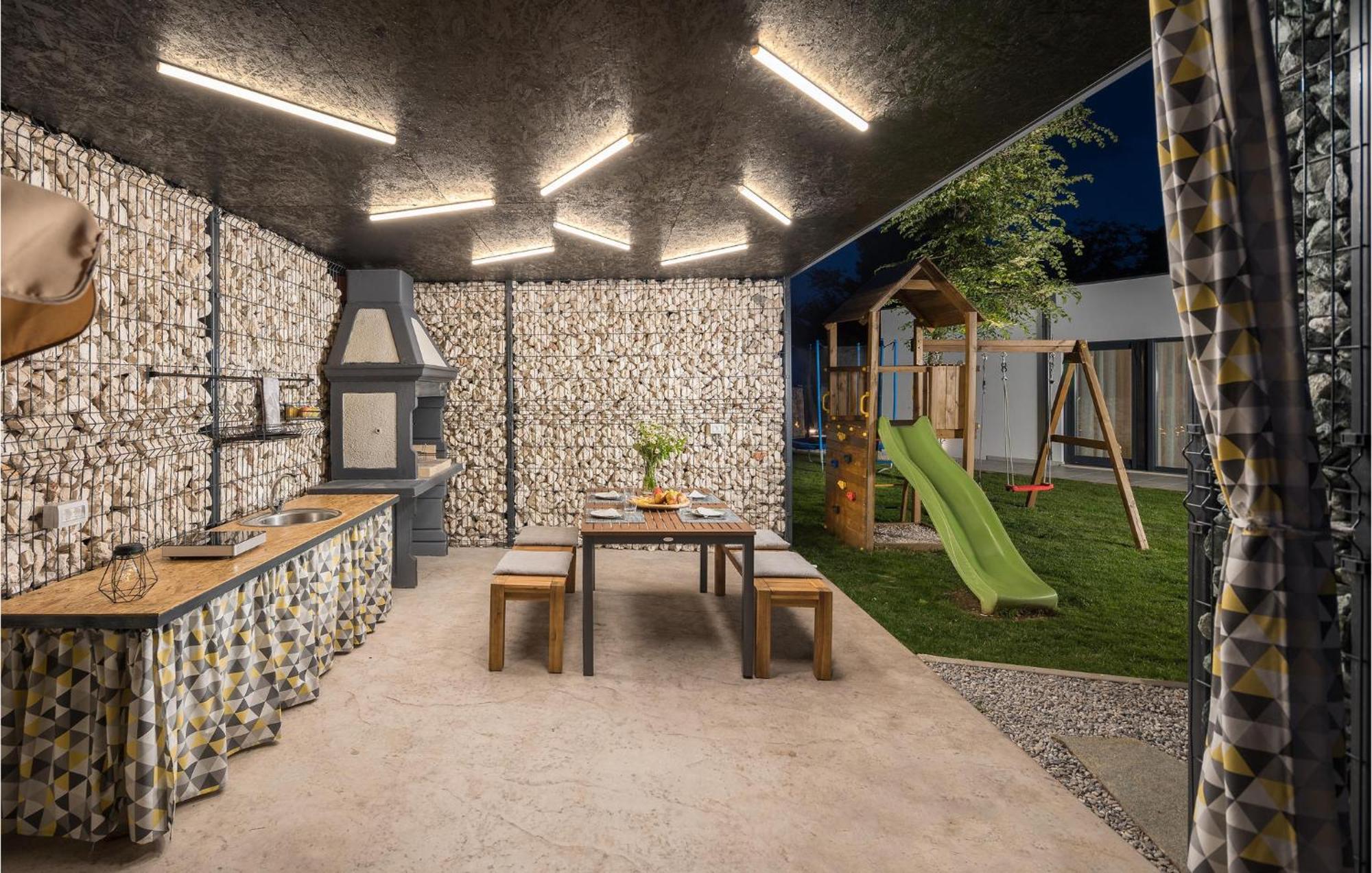 Beautiful Home In Tinjan With Jacuzzi ภายนอก รูปภาพ