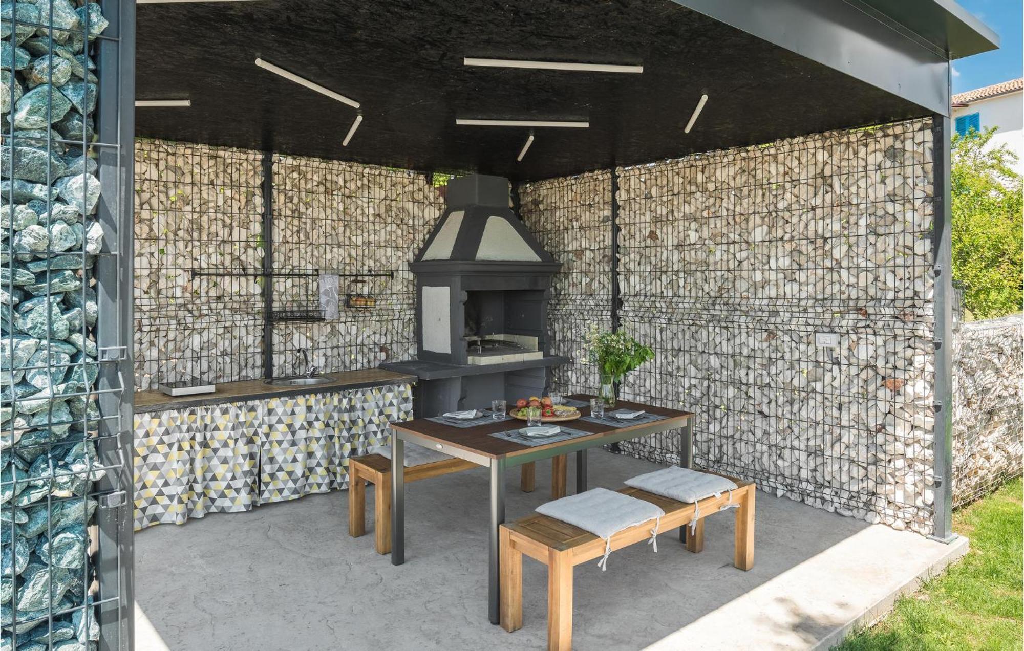 Beautiful Home In Tinjan With Jacuzzi ภายนอก รูปภาพ