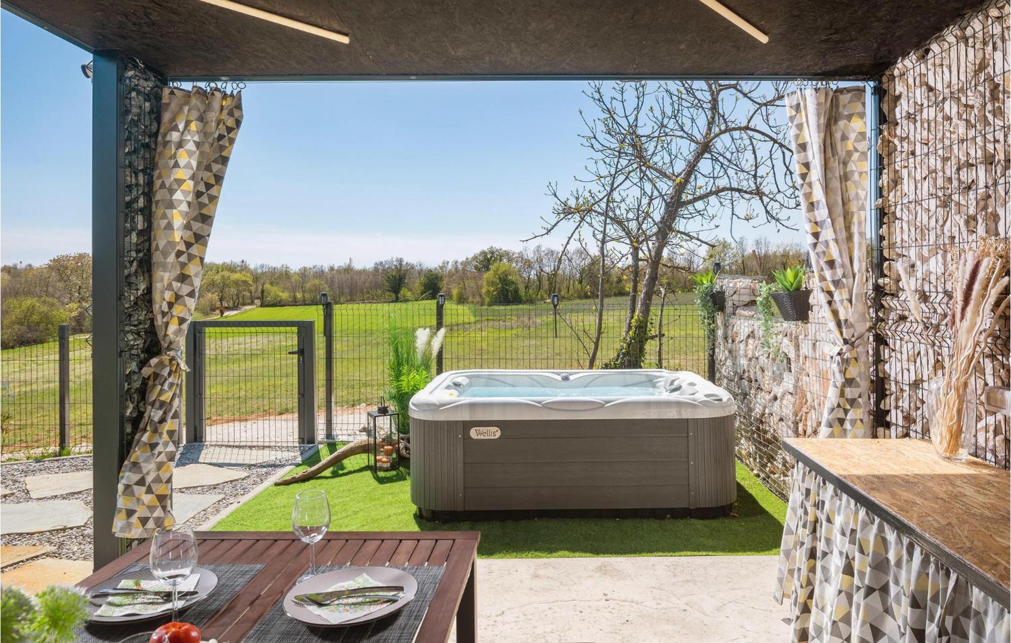 Beautiful Home In Tinjan With Jacuzzi ภายนอก รูปภาพ