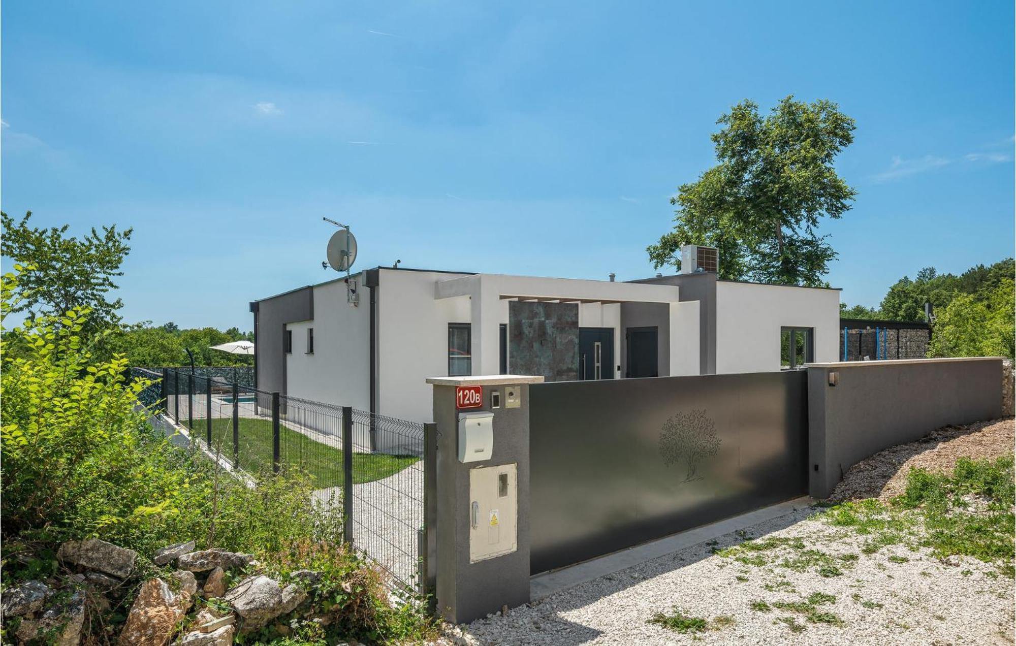Beautiful Home In Tinjan With Jacuzzi ภายนอก รูปภาพ