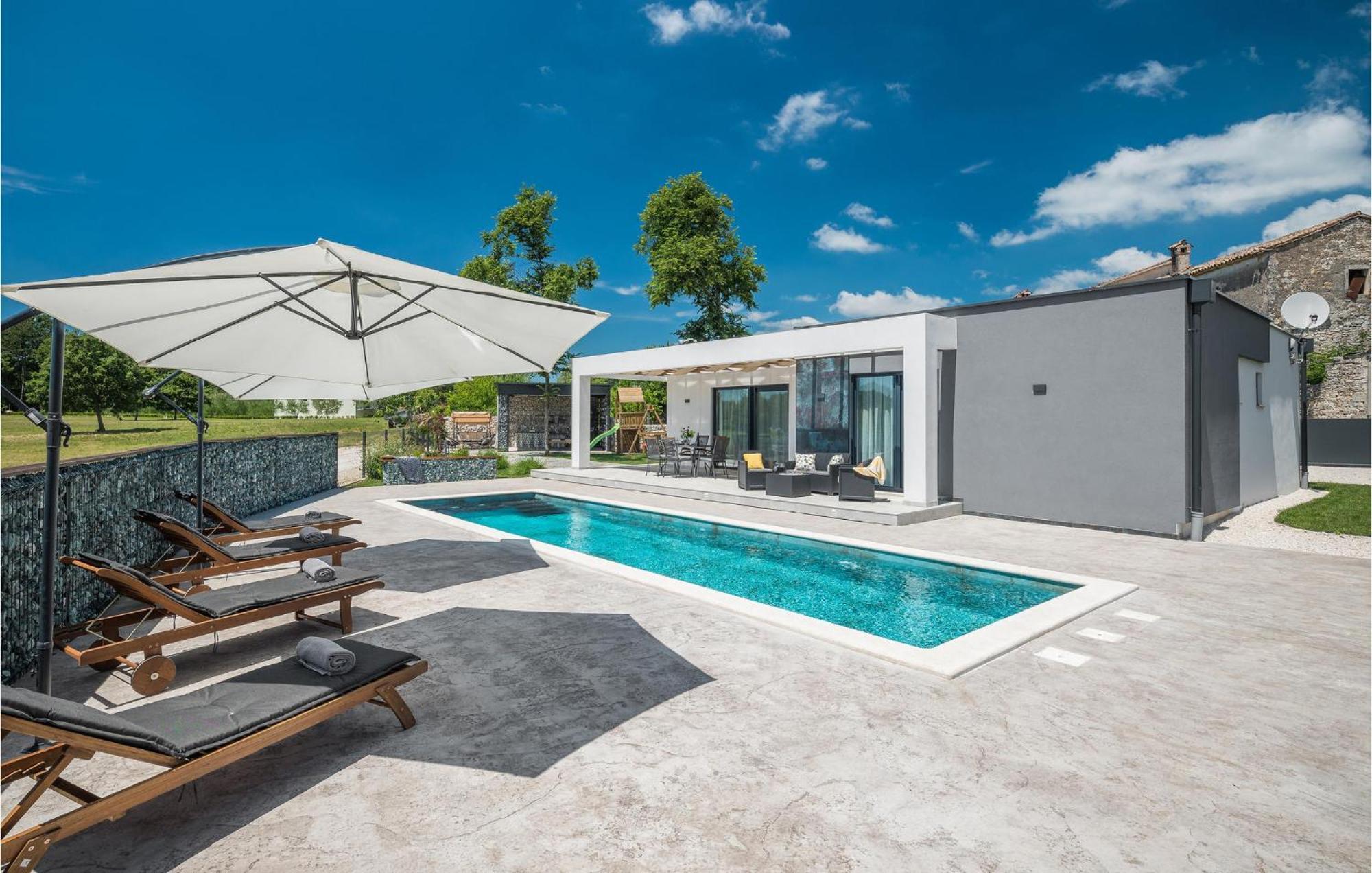 Beautiful Home In Tinjan With Jacuzzi ภายนอก รูปภาพ