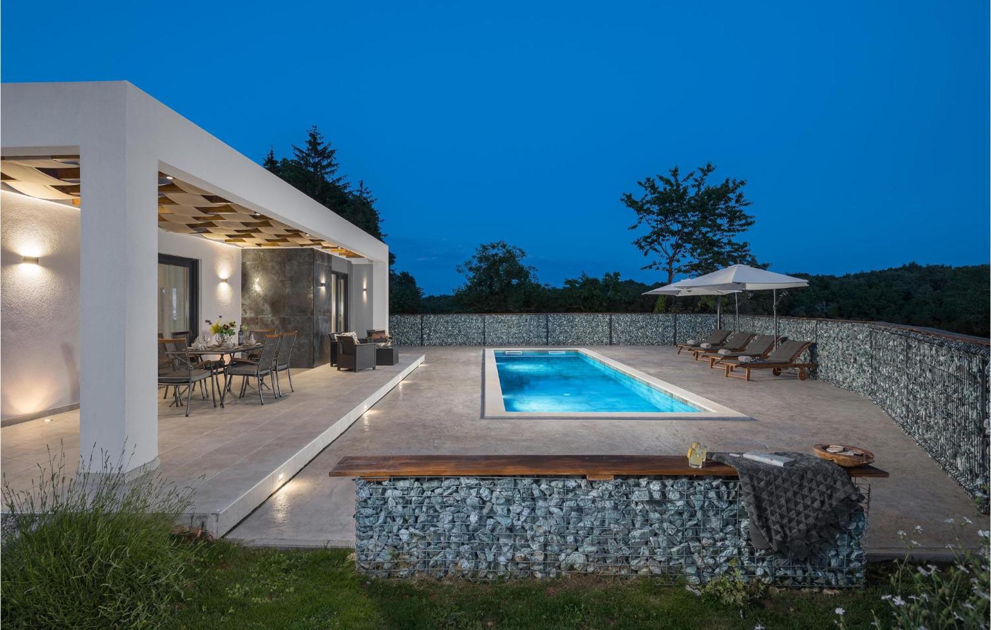 Beautiful Home In Tinjan With Jacuzzi ภายนอก รูปภาพ