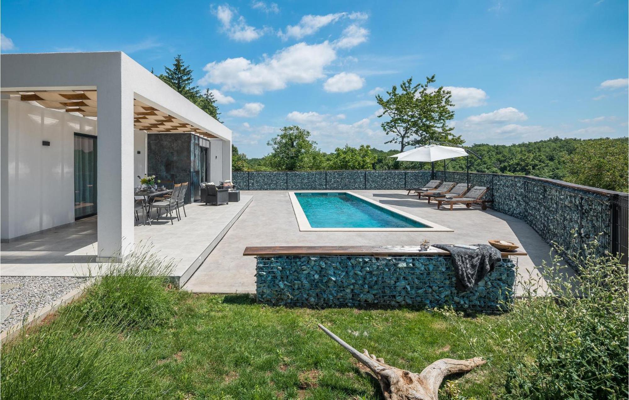 Beautiful Home In Tinjan With Jacuzzi ภายนอก รูปภาพ